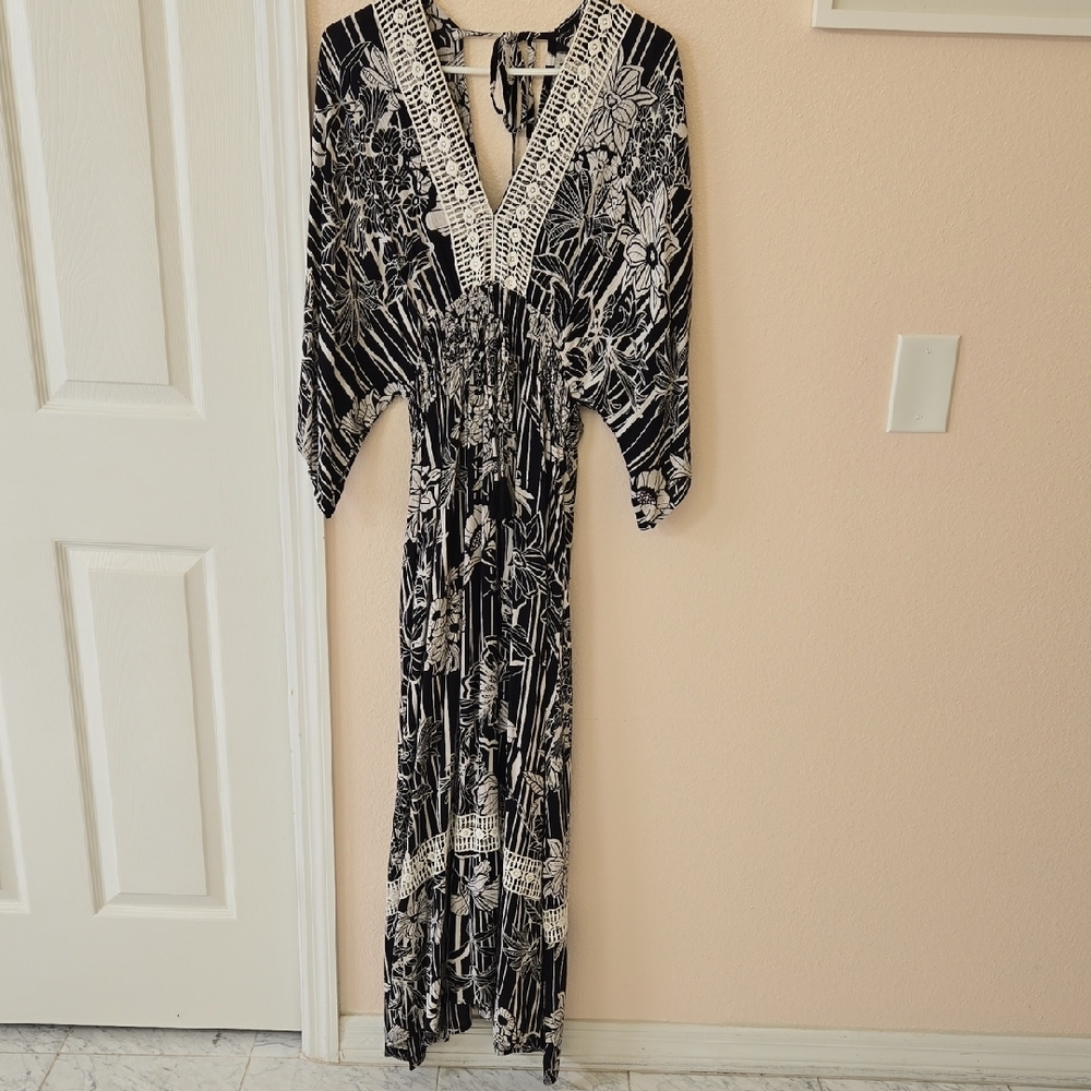 Black & White Floral V-Neck Maxi Dress